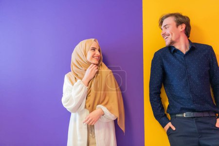Foto de Retrato de joven pareja musulmana mujer en vestido de moda con hijab aislado sobre fondo colorido que representa la moda islam moderna y el concepto kareem ramadán
. - Imagen libre de derechos
