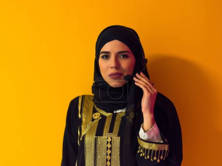 Téléchargez les photos : Portrait de jeune femme musulmane avec écouteurs. - en image libre de droit