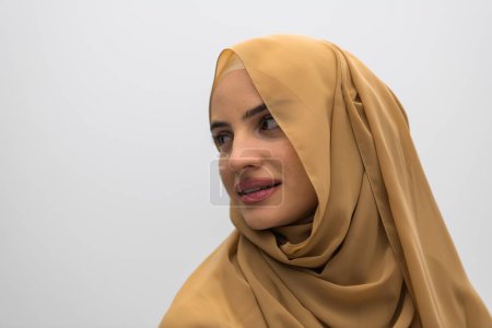Téléchargez les photos : Portrait de jeune femme musulmane portant le hijab sur fond blanc isolé. - en image libre de droit
