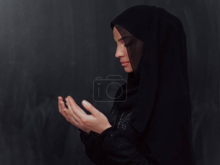 Foto de Portrait of young Muslim woman making dua. High quality photo - Imagen libre de derechos