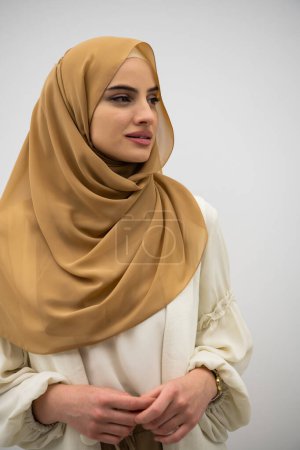 Téléchargez les photos : Portrait de jeune femme musulmane portant le hijab sur fond blanc isolé. - en image libre de droit