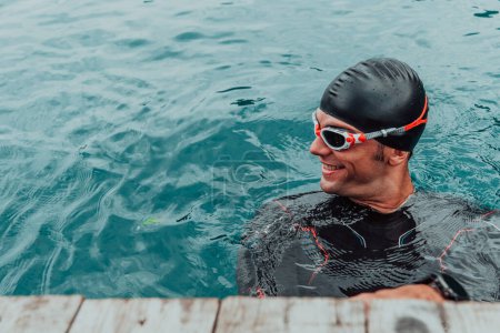 Foto de Retrato de nadador de triatleta con traje de neopreno en el entrenamiento. - Imagen libre de derechos