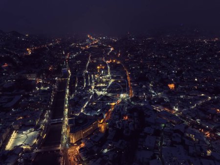 Téléchargez les photos : Sarajevo city hall or national library in town center aerialhyper lapse or time lapse. Landmark in capital of Bosnia and Herzegovina covered with fresh snow in the winter season at night. Hi quality - en image libre de droit