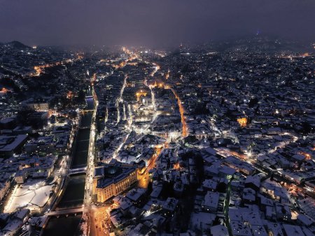 Téléchargez les photos : Sarajevo city hall or national library in town center aerialhyper lapse or time lapse. Landmark in capital of Bosnia and Herzegovina covered with fresh snow in the winter season at night. Hi quality - en image libre de droit
