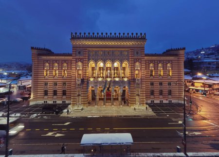 Foto de Sarajevo city hall or national library in town center aerialhyper lapse or time lapse. Landmark in capital of Bosnia and Herzegovina covered with fresh snow in the winter season at night. Hi quality - Imagen libre de derechos