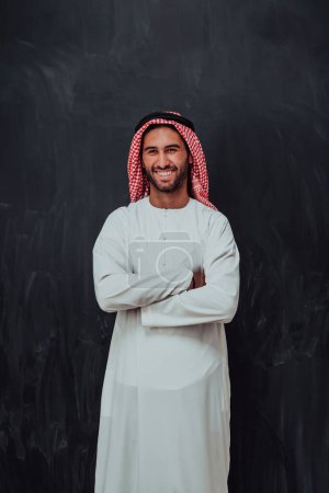 Téléchargez les photos : Portrait de jeune homme musulman portant des vêtements traditionnels. - en image libre de droit
