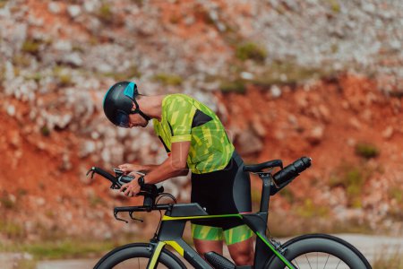 Téléchargez les photos : A professional triathlete preparing for a training ride on a bicycle. - en image libre de droit