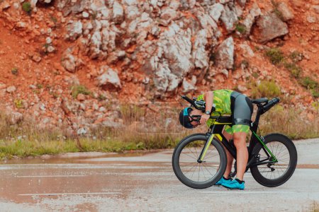 Foto de A professional triathlete preparing for a training ride on a bicycle. - Imagen libre de derechos
