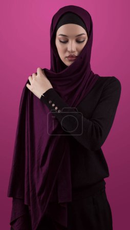 Téléchargez les photos : Femme musulmane moderne portant des vêtements décontractés hijab élégant isolé sur fond rose. Diverses personnes modèle hijab concept de mode. Photo de haute qualité - en image libre de droit