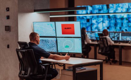 Téléchargez les photos : Groupe d'opérateurs de centre de données de sécurité travaillant dans une salle de surveillance CCTV à la recherche de plusieurs moniteurs.. - en image libre de droit