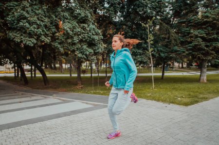 Foto de Mujeres en ropa deportiva corriendo en un entorno urbano moderno. El concepto de un estilo de vida deportivo y saludable. - Imagen libre de derechos