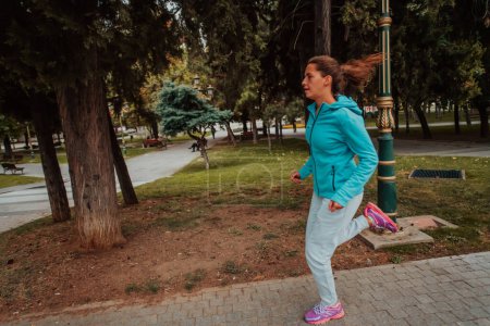 Foto de Women in sports clothes running in a modern urban environment. The concept of a sporty and healthy lifestyle. - Imagen libre de derechos