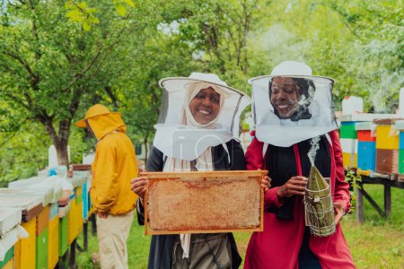 Téléchargez les photos : Investisseurs arabes vérifiant la qualité et la production du miel dans une grande exploitation de miel - en image libre de droit