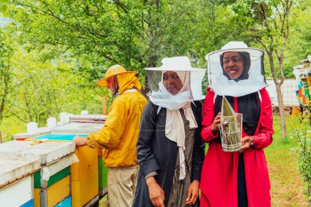 Téléchargez les photos : Arab investors checking the quality and production of honey on a large honey farm - en image libre de droit