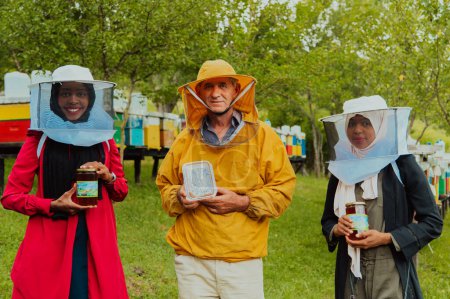 Téléchargez les photos : Portrait d'investisseurs arabes avec un apiculteur dans une grande ferme de production de miel. - en image libre de droit