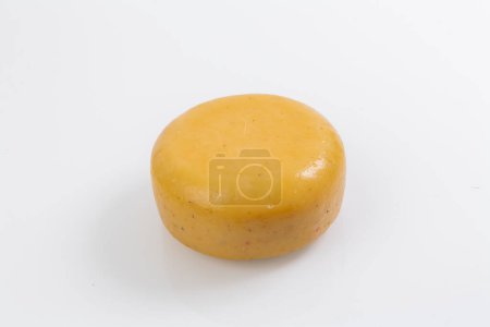 Foto de Un trozo de queso fresco procesado aislado sobre un fondo blanco. - Imagen libre de derechos