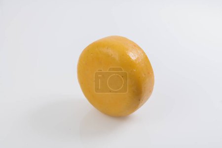 Foto de Un trozo de queso fresco procesado aislado sobre un fondo blanco. - Imagen libre de derechos