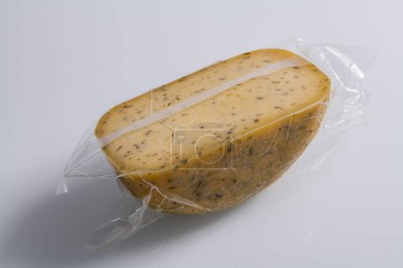 Foto de Un pedazo de queso tradicional bosnio aspirado casero aislado sobre un fondo blanco. - Imagen libre de derechos