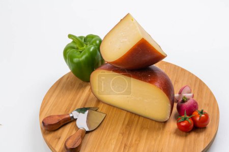 Téléchargez les photos : Fromage traditionnel bosniaque servi sur un récipient en bois avec poivrons, parade et oignons isolés sur fond blanc. - en image libre de droit