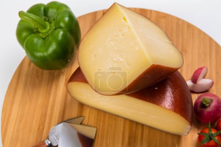 Téléchargez les photos : Fromage traditionnel bosniaque servi sur un récipient en bois avec poivrons, parade et oignons isolés sur fond blanc. - en image libre de droit
