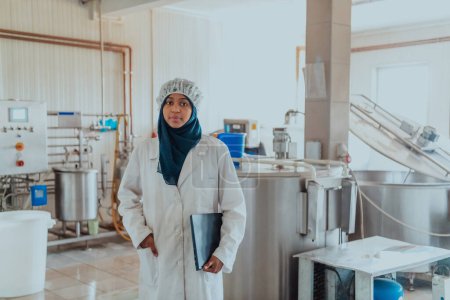 Foto de Mujer árabe de negocios visitando una fábrica de quesos. Concepto de inversión en pequeñas empresas. - Imagen libre de derechos