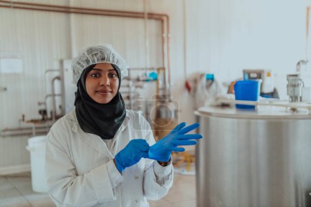 Foto de Arab business woman visiting a cheese factory. The concept of investing in small businesses. - Imagen libre de derechos