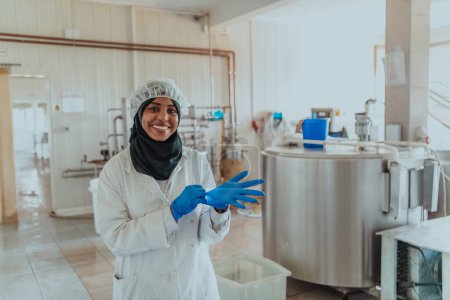 Foto de Arab business woman visiting a cheese factory. The concept of investing in small businesses. - Imagen libre de derechos