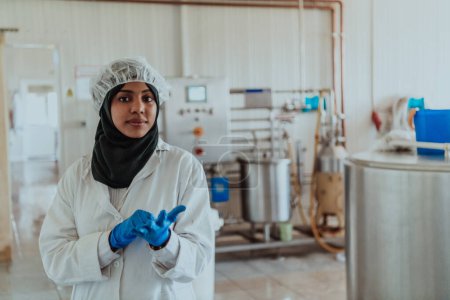 Téléchargez les photos : Arab business woman visiting a cheese factory. The concept of investing in small businesses. - en image libre de droit