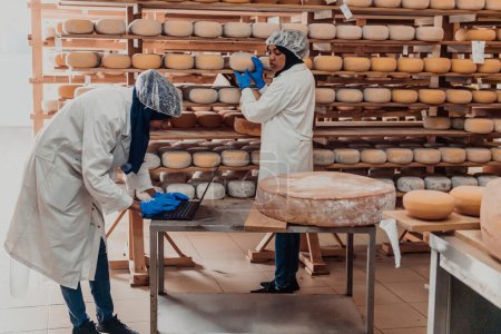 Téléchargez les photos : Muslim business partners check the quality of cheese in the modern industry. - en image libre de droit