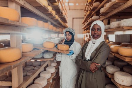 Foto de Socio comercial árabe visitando una fábrica de quesos. Concepto de inversión en pequeñas empresas. - Imagen libre de derechos
