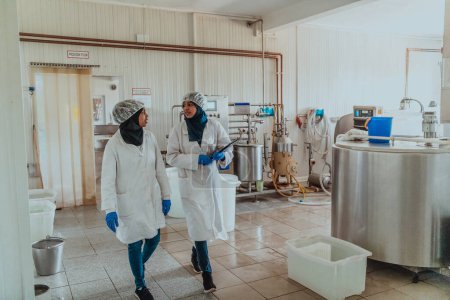 Foto de Arab business partner visiting a cheese factory. The concept of investing in small businesses. - Imagen libre de derechos