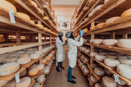 Téléchargez les photos : Arab business partner visiting a cheese factory. The concept of investing in small businesses. - en image libre de droit