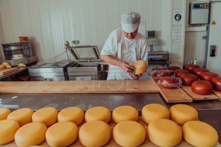 Foto de Fabricante de queso que trabaja en la industria para la producción manual de queso casero. - Imagen libre de derechos