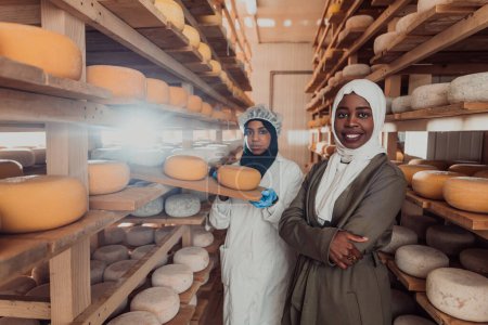 Téléchargez les photos : Arab business partner visiting a cheese factory. The concept of investing in small businesses. - en image libre de droit