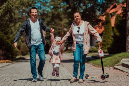 Foto de Family fun in the park. Happy family spending time in park and playing with their daughter. - Imagen libre de derechos