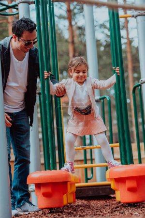 Foto de Tiempo en familia en el parque. Padre divertirse con su hija en el parque, jugar juegos divertidos y pasar tiempo juntos. - Imagen libre de derechos