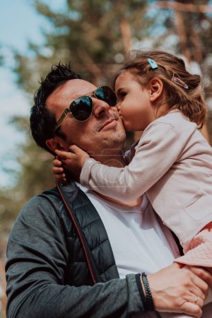 Foto de Family time in the park. Father have fun with his daughter in the park, playing fun games and spending time together. - Imagen libre de derechos