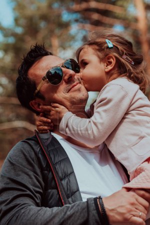 Téléchargez les photos : Family time in the park. Father have fun with his daughter in the park, playing fun games and spending time together. - en image libre de droit