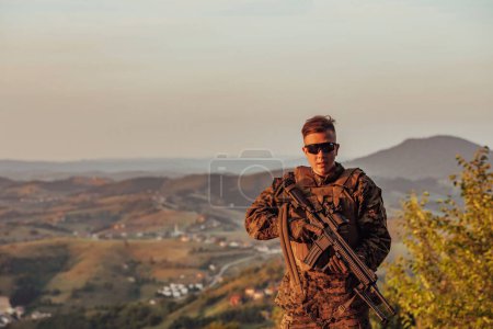 Foto de Retrato de soldado en la puesta del sol héroe local leyenda urbana auténtica. - Imagen libre de derechos