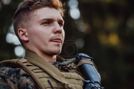Foto de Retrato de soldado con equipo táctico del ejército de protección y el arma que tiene un descanso y relajarse. - Imagen libre de derechos