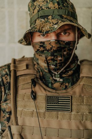 Foto de Soldado de operaciones especiales del cuerpo de marines americano preparando equipo táctico y de castigo para la batalla de acción de primer plano. - Imagen libre de derechos