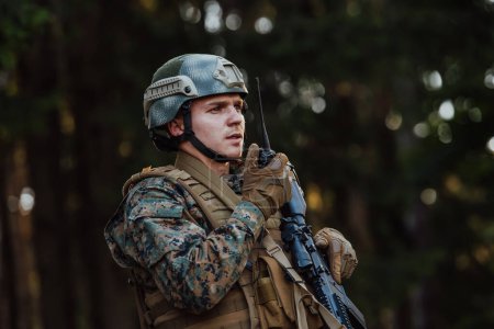 Foto de Soldado de guerra moderno Comandante oficial que habla estación de radio portátil y dar órdenes escuadrón de subdivisión. - Imagen libre de derechos