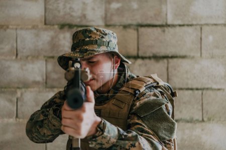 Téléchargez les photos : Un soldat en uniforme se tient devant un mur de pierre en équipement de guerre complet se préparant pour la bataille. - en image libre de droit
