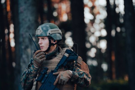 Foto de Soldado de guerra moderno Comandante oficial que habla estación de radio portátil y dar órdenes escuadrón de subdivisión. - Imagen libre de derechos