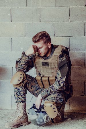 Téléchargez les photos : Soldat contrarié a des problèmes psychologiques tenant sa tête. - en image libre de droit