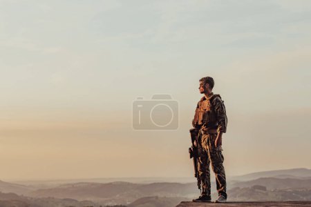 Foto de Retrato de soldado en la puesta del sol héroe local leyenda urbana auténtica. - Imagen libre de derechos