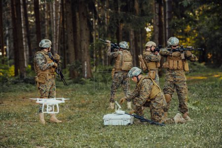 Téléchargez les photos : L'escouade de soldats de la guerre moderne utilise un drone pour le dépistage et la surveillance pendant une opération militaire dans la forêt - en image libre de droit