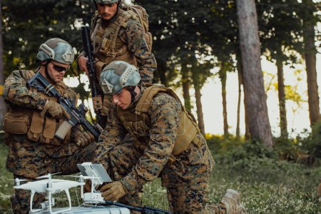 Téléchargez les photos : L'escouade de soldats de la guerre moderne utilise un drone pour le dépistage et la surveillance pendant une opération militaire dans la forêt - en image libre de droit