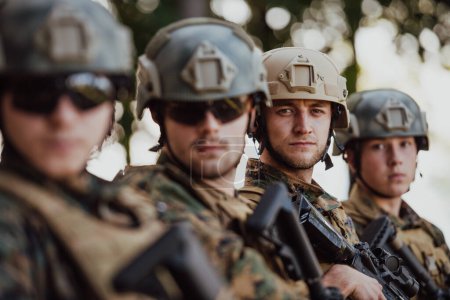 Téléchargez les photos : Combattants soldats debout avec des fusils. Portrait de groupe de membres d'élite de l'armée américaine, militaires privés, escouade antiterroriste. - en image libre de droit