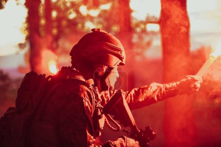 Téléchargez les photos : Équipe de soldats en action sur le concept de militerie de mission de nuit. - en image libre de droit